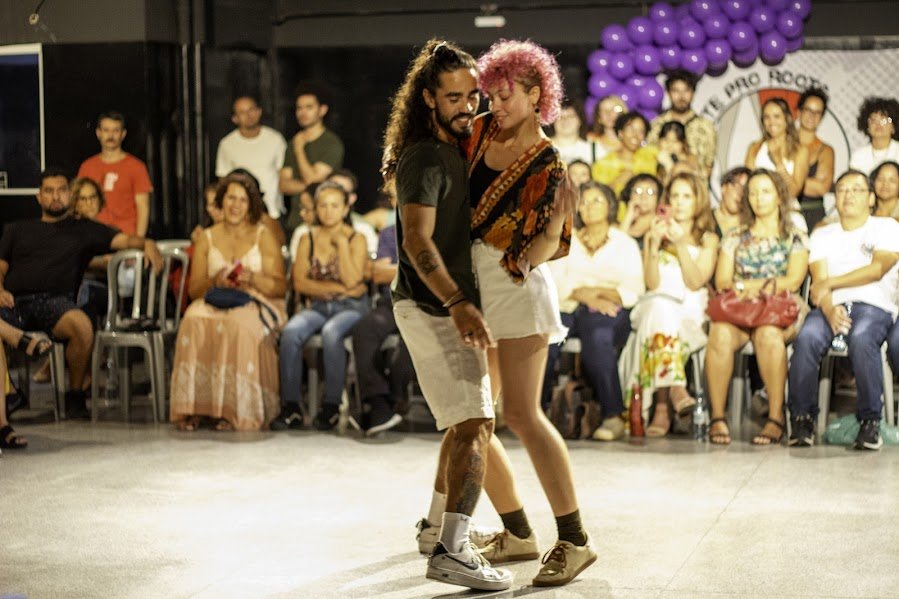 Deloriza e Tuko dançando forró